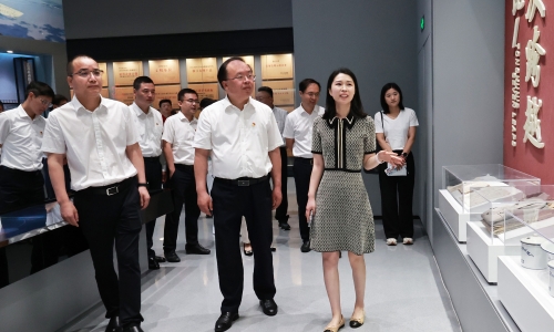 平湖市党政代表团莅临15VIP太阳集团调研